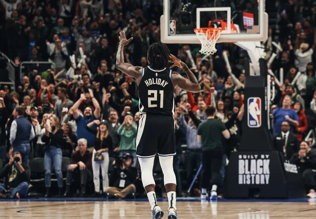 Jrue Holiday foi o cestinha da partida com 40 pontos