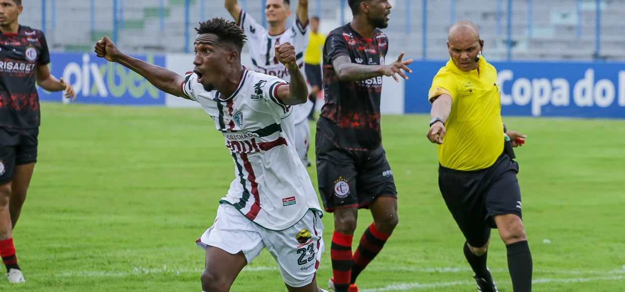 Juiz marca pênalti para o Fluminense