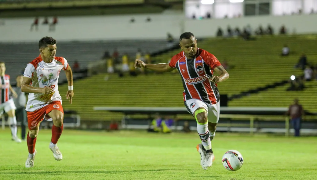 Júnior Mandacarú do River tentando cruzamento