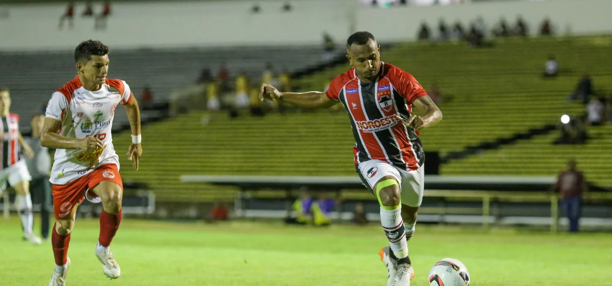 Júnior Mandacarú do River tentando cruzamento