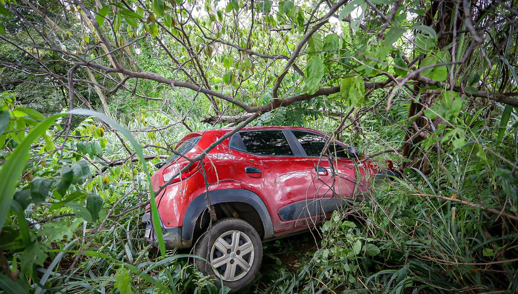 Kwid vermelho tomado de assalto por três indivíduos cai em barranco