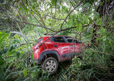 Kwid vermelho tomado de assalto por três indivíduos cai em barranco