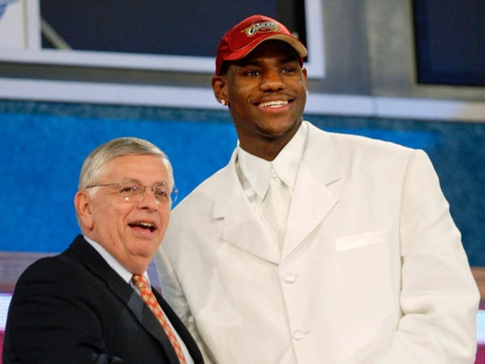 LeBron James ao ser a primeira escolha do draft de 2003