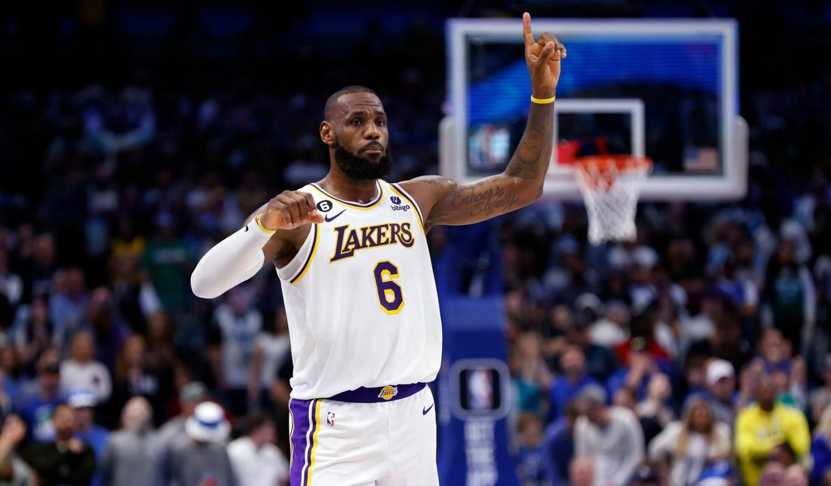 LeBron James durante a virada dos Lakers sobre os Mavericks