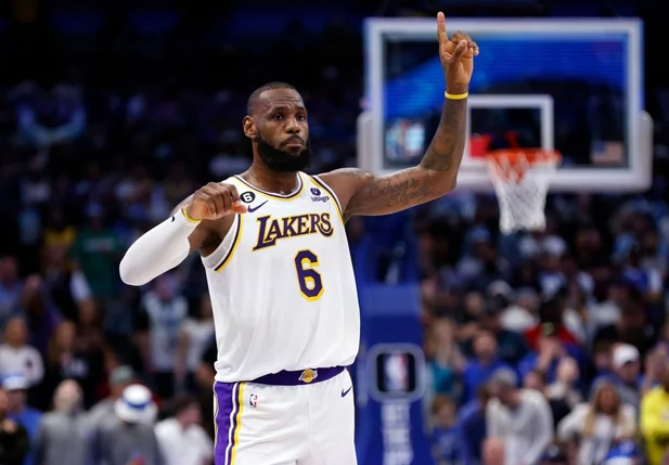 LeBron James durante a virada dos Lakers sobre os Mavericks