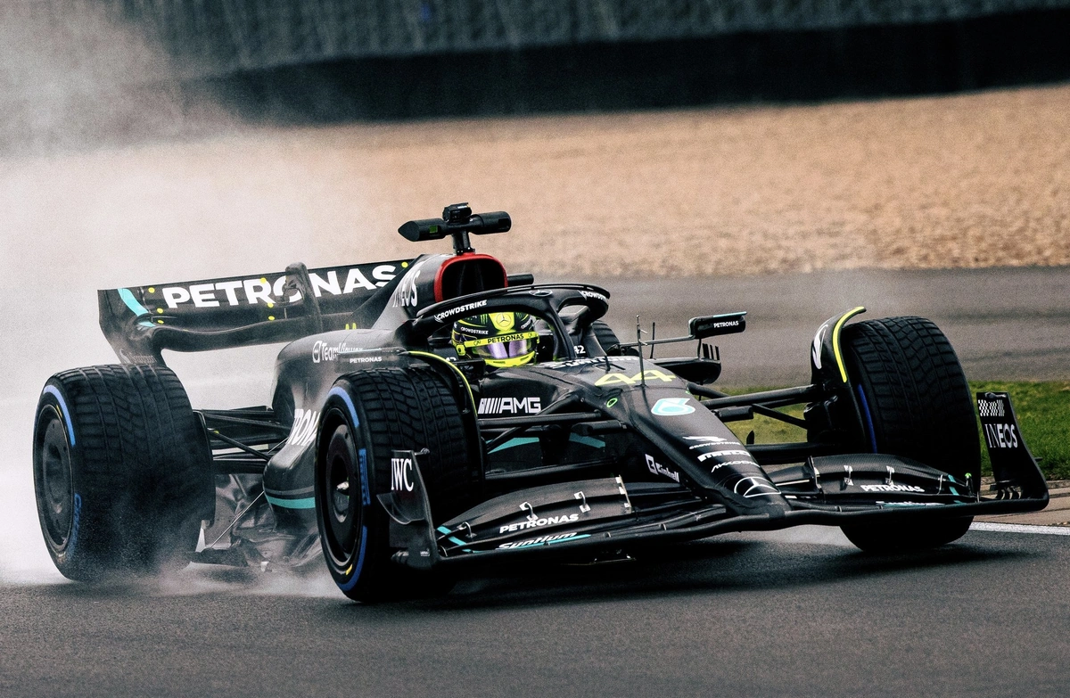 Lewis Hamilton dirigindo o W14, novo carro da Mercedes para a temporada de 2023