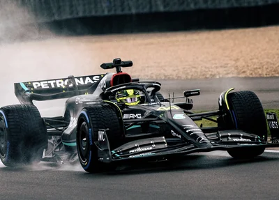 Lewis Hamilton dirigindo o W14, novo carro da Mercedes para a temporada de 2023
