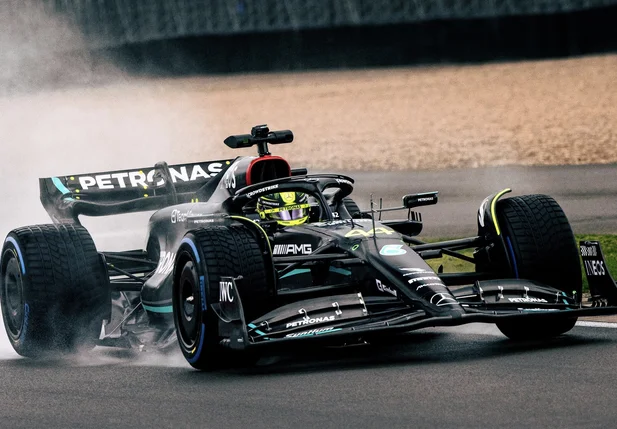 Lewis Hamilton dirigindo o W14, novo carro da Mercedes para a temporada de 2023