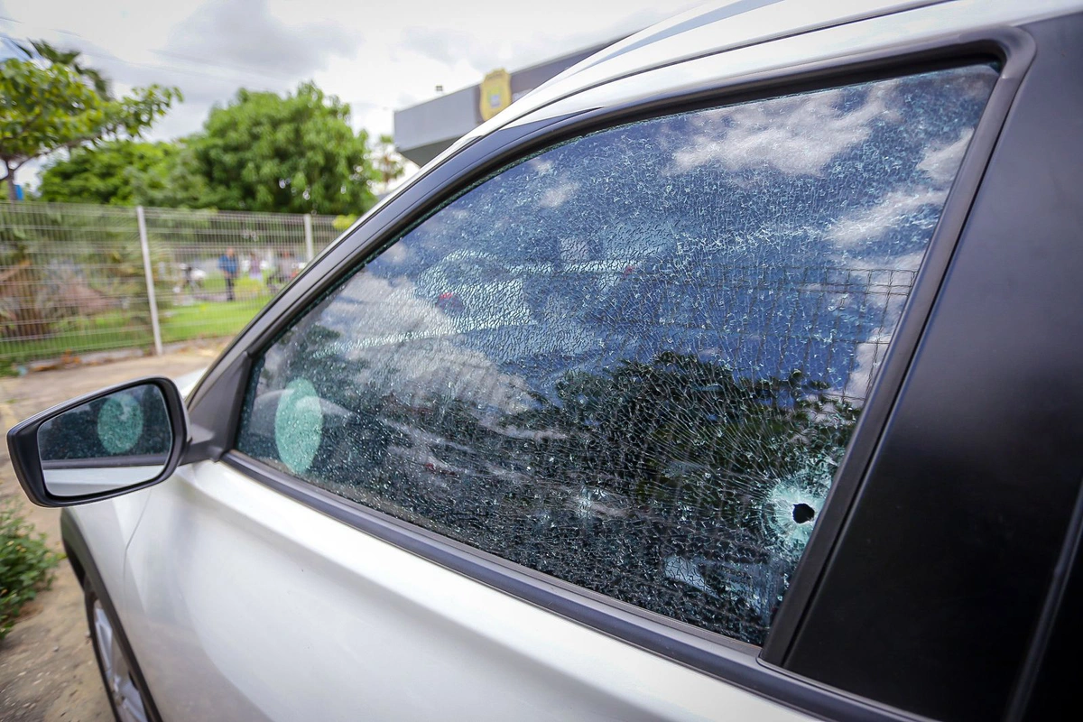 Local onde o disparo de arma de fogo entrou no carro conduzido pelo namorado de Flávia Wenzeler