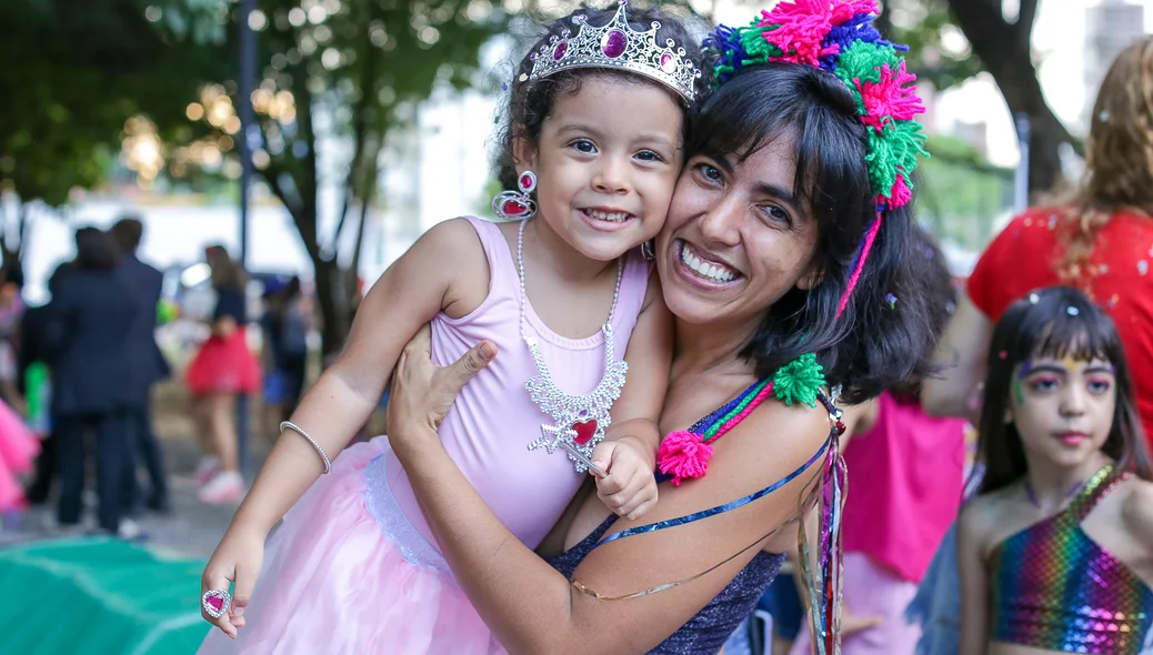 Mãe e filha curtindo o carnaval