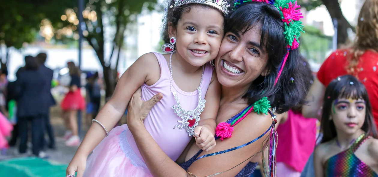 Mãe e filha curtindo o carnaval