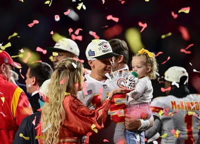 Mahomes comemora título do Super Bowl e MVP com família