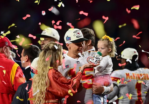 Mahomes comemora título do Super Bowl e MVP com família