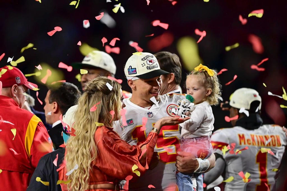 Mahomes comemora título do Super Bowl e MVP com família