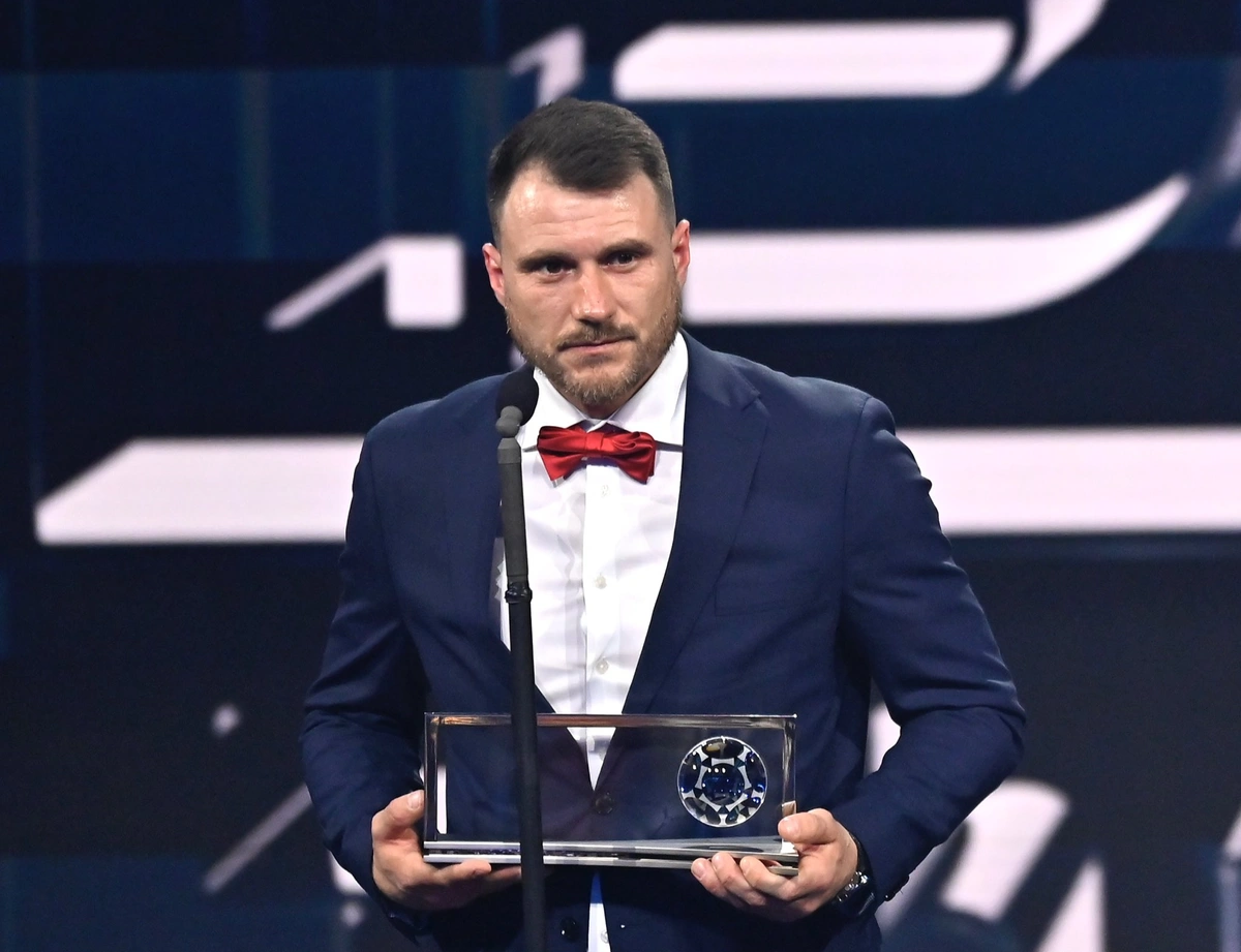 Marcin Oleksy recebe o prêmio Púskas de gol mais bonito