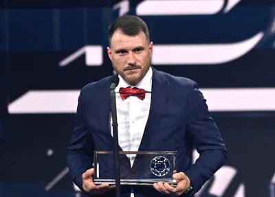 Marcin Oleksy recebe o prêmio Púskas de gol mais bonito