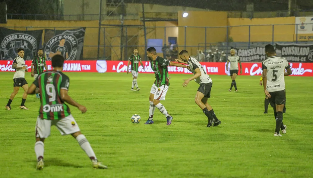 Mateusão, atacante do Fluminense-PI, na proteção da bola