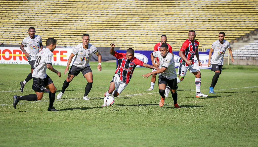 Mateusinho tentando atacar