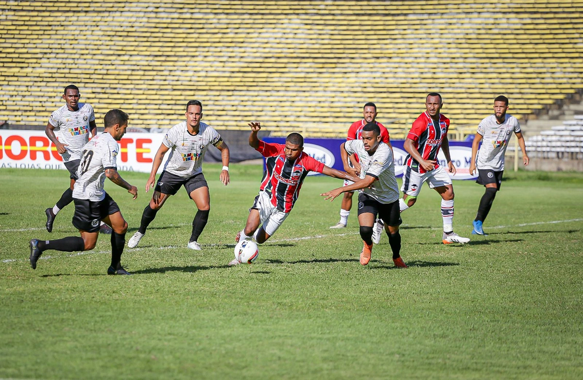 Mateusinho tentando atacar