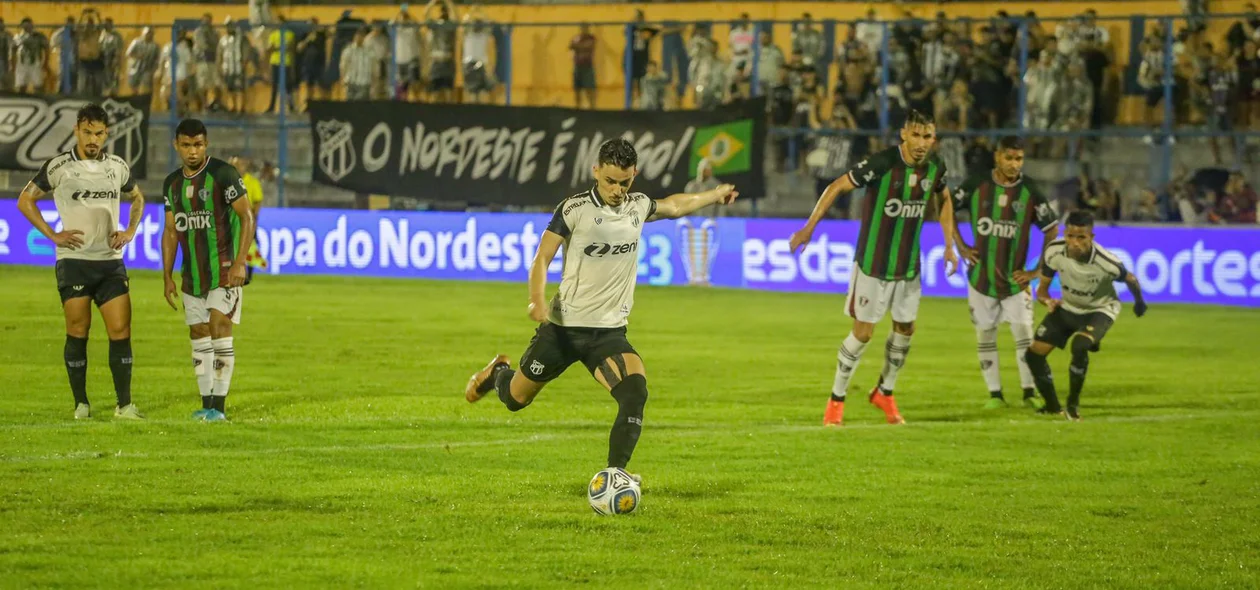 Meio-campo do Ceará Guilherme Castilho na cobrança de penâlti