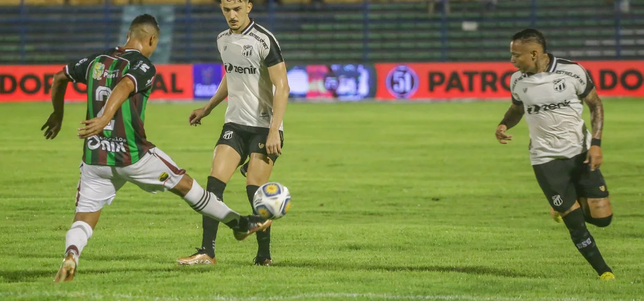 Meio-campo do Ceará Guilherme Castilho tentando passe para Janderson