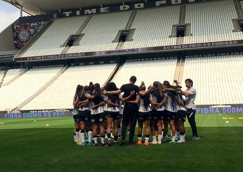 Meninas do Corinthians reunidas antes da partida contra o Internacional