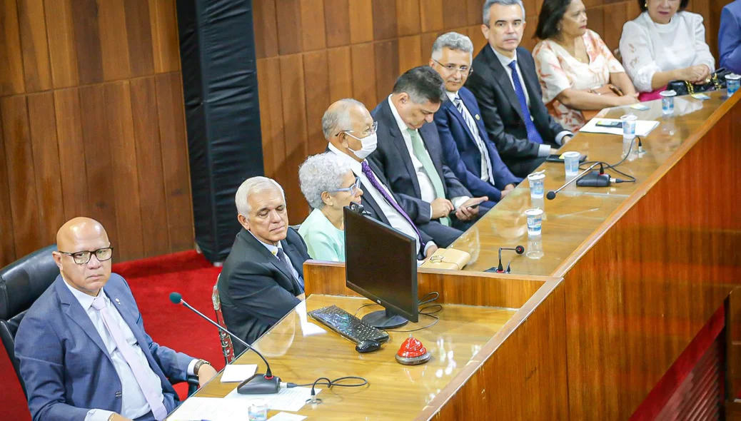 Mesa de honra na Alepi