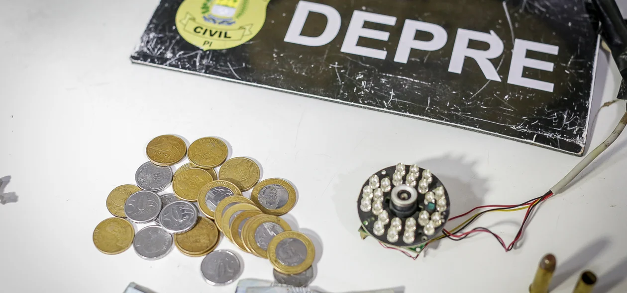 Moedas e sistema de vídeo apreendido