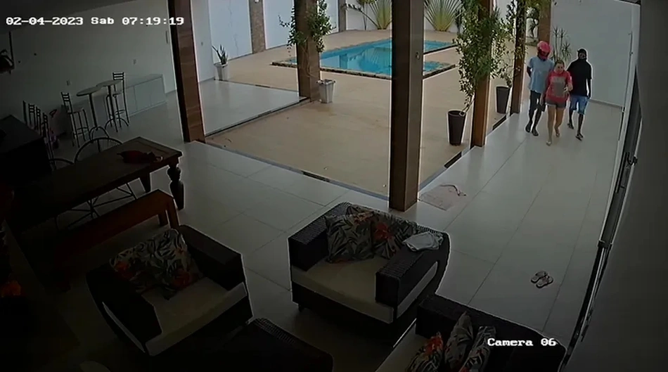 Momento em que a dupla rende a doméstica e entra residência