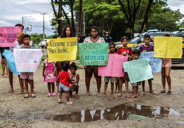 Moradores fazem manifestação na BR 343 na zona sudeste de Teresina