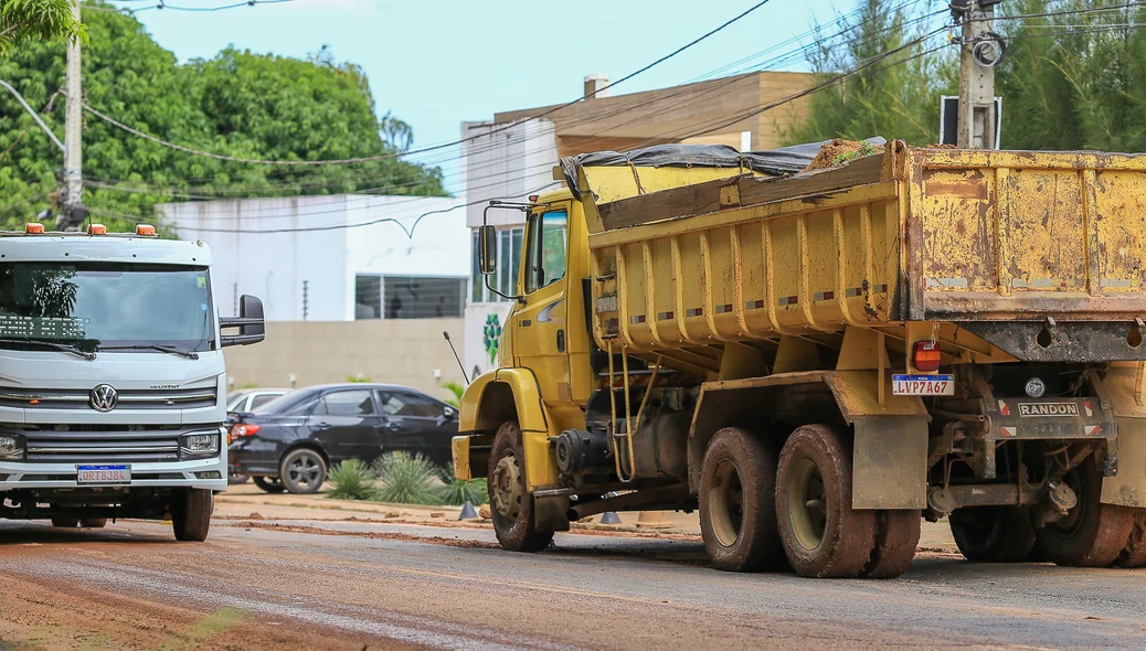 Moradores reclamam de caminhões atrapalhando fluxo de trânsito