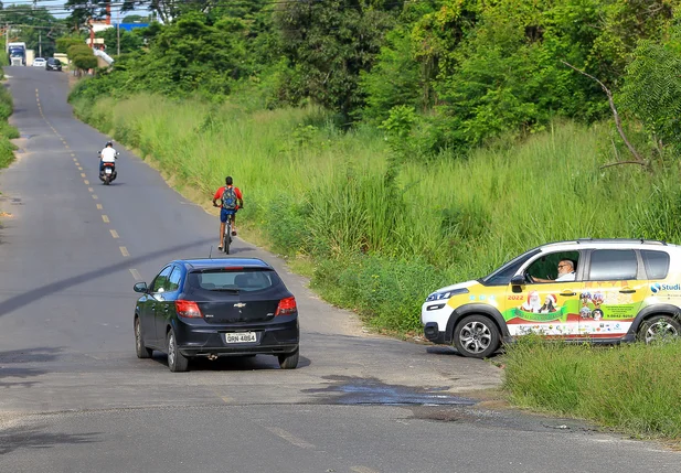 Moradores reclamam de falta de sinalização na Rua Maria Socorro de Macedo Claudino com Rua Indiana, zona Leste de Teresina