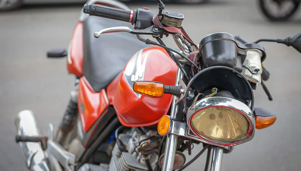 Moto colide com carro na Av. João XXlll