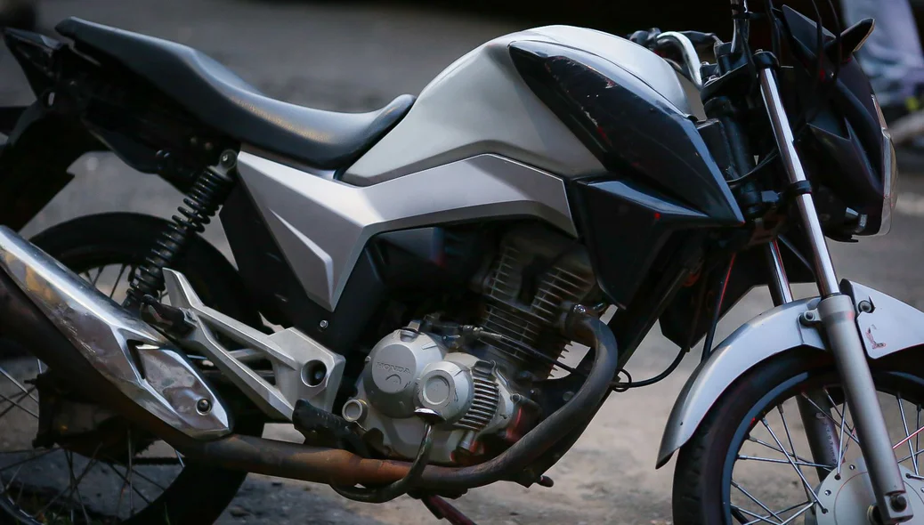 Moto roubada encontrada com populares