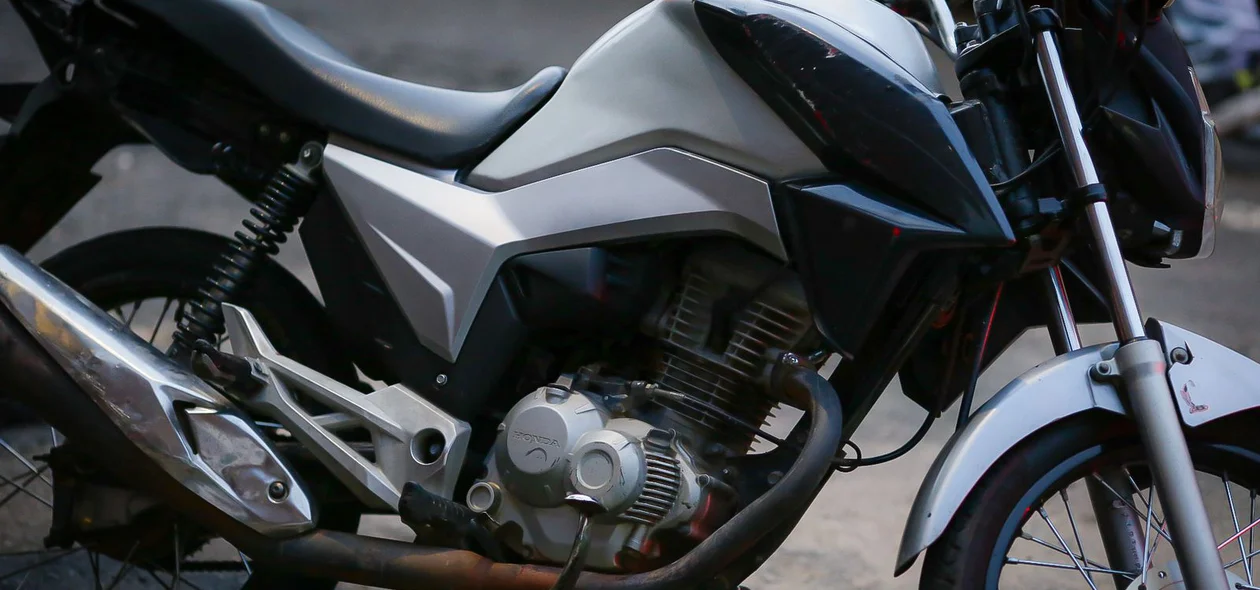 Moto roubada encontrada com populares