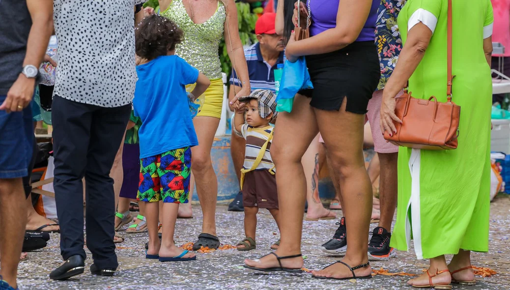 Muita criança no bloco