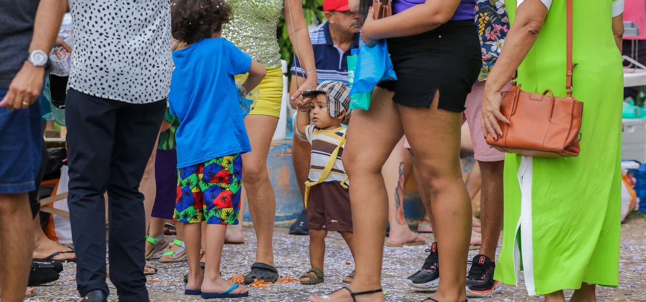 Muita criança no bloco