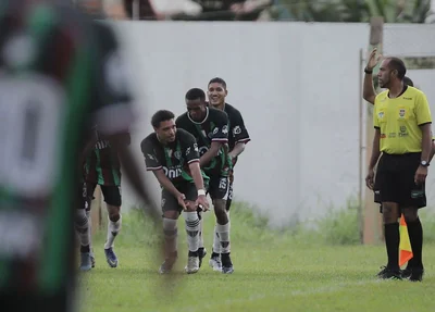 Nathan, Lucas Manga e Carlinhos comemoram gol do atacante na vitória diante do Corisabbá