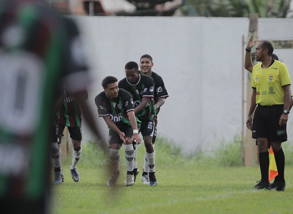 Nathan, Lucas Manga e Carlinhos comemoram gol do atacante na vitória diante do Corisabbá