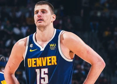 Nikola Jokic anotou mais uma triplo-duplo e garantiu a vitória do Nuggets