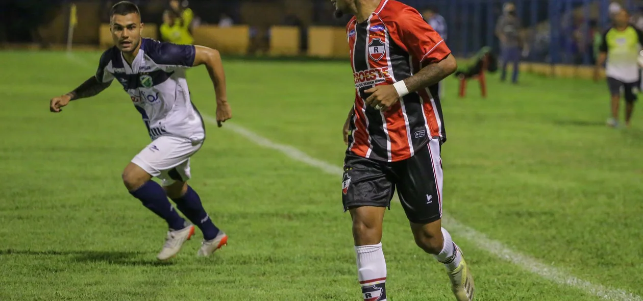 Nininho, lateral do River, na condução da bola