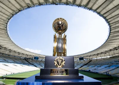 O campeão leva a taça da Recopa