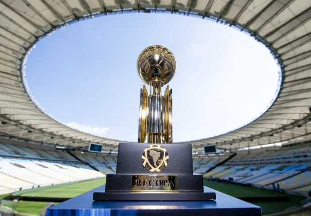 O campeão leva a taça da Recopa