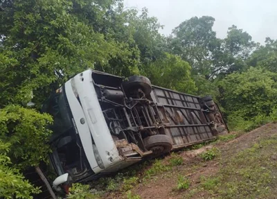 Ônibus da banda Canários do Reino tombou em Nossa Senhora dos Remédios