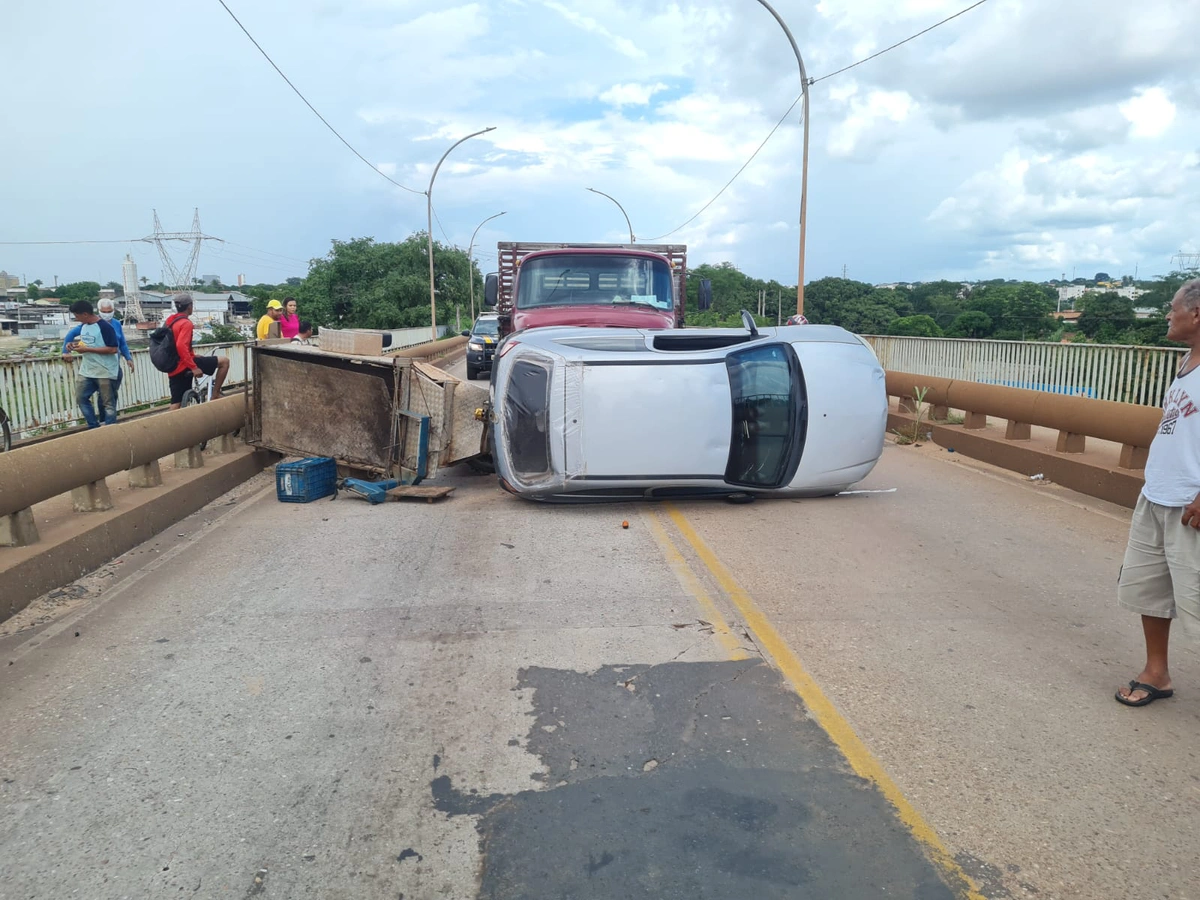Os veículos tombaram no meio da Ponte Engenheiro Antônio Noronha