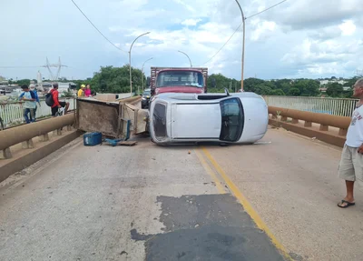 Os veículos tombaram no meio da Ponte Engenheiro Antônio Noronha