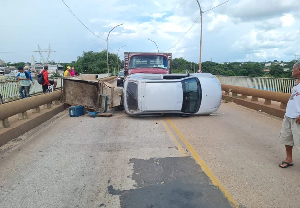 Os veículos tombaram no meio da Ponte Engenheiro Antônio Noronha