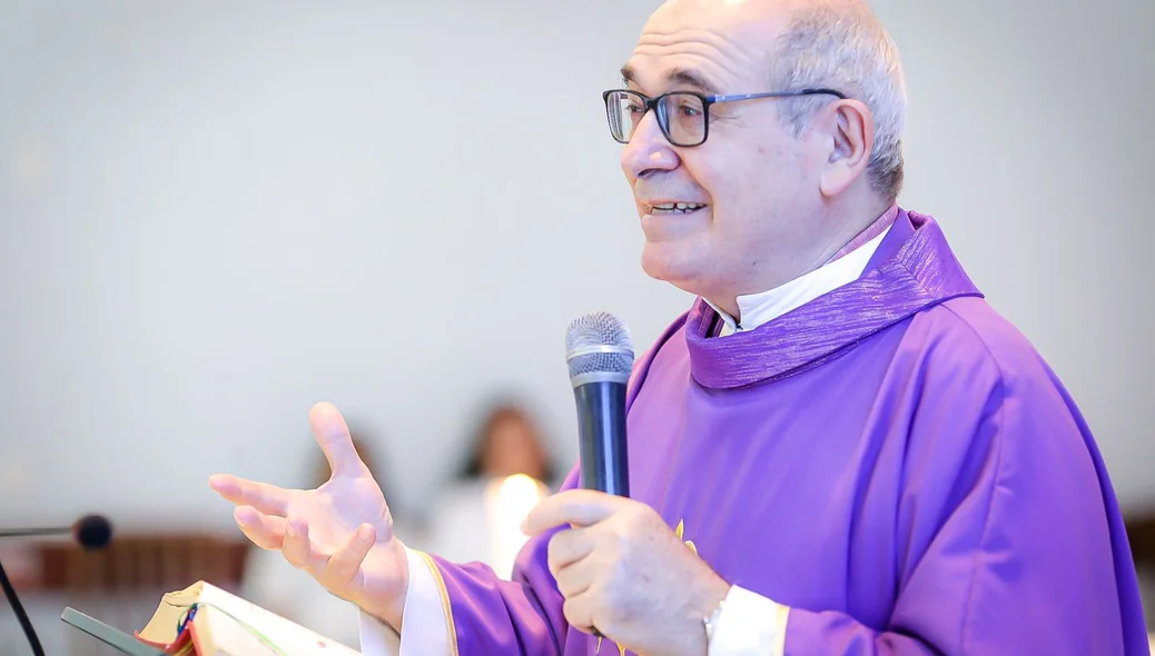 Padre celebra a missa