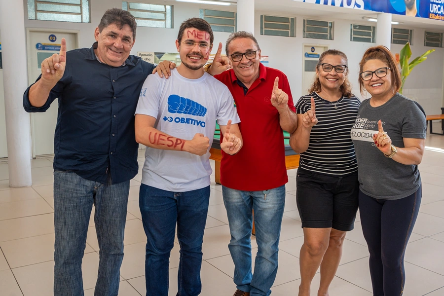 Pai e familiares comemoram com muito orgulho o primeiro lugar em Medicina na UESPI
