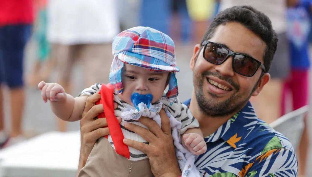Pai levou o filho para o bloco